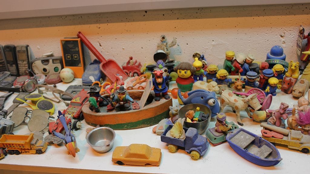 Viikin jätevedenpuhdistamolle viemäreistä päätyneitä esineitä.