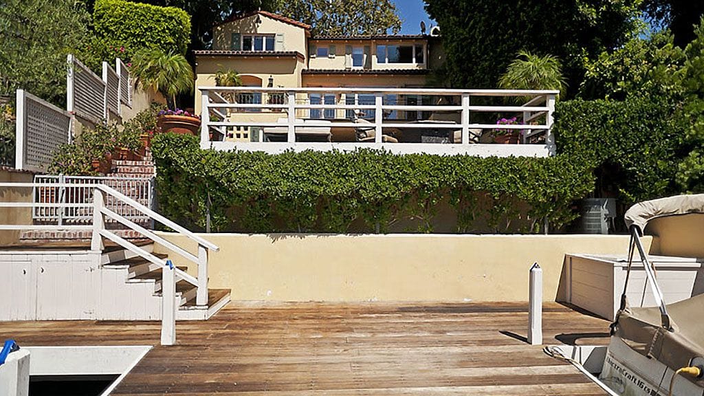 Love Hewitt asuu miehensä Brian Hallisayn ja Autumn-vauvansa kanssa uudessa kodissa Pacific Palisadesissa.