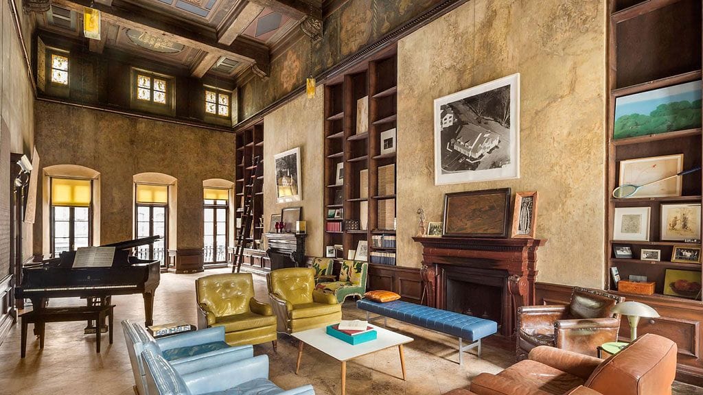 Olsen ja Sarkozy ovat seurustelleet vuodesta 2012. Kihloihin pari meni maaliskuussa. Sarkozy on Ranskan ex-presidentin, Nicolas Sarkozyn, velipuoli.