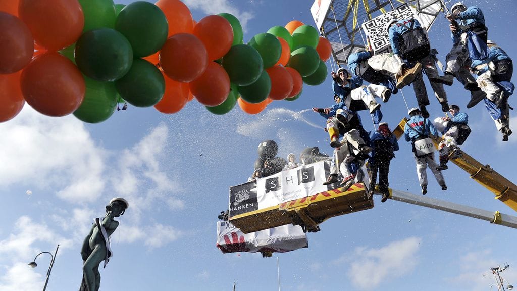 Helsingissä Mantan patsas sai lakin kutreilleen 30. huhtikuuta 2013.