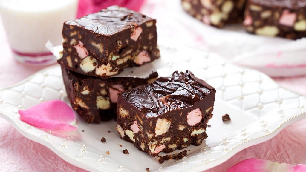 Rocky road -suklaalevy on taivaallinen herkkupala äidille lahjaksi.