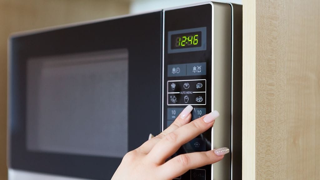 Mikroaaltouuni auttaa arkisissa tilanteissa.