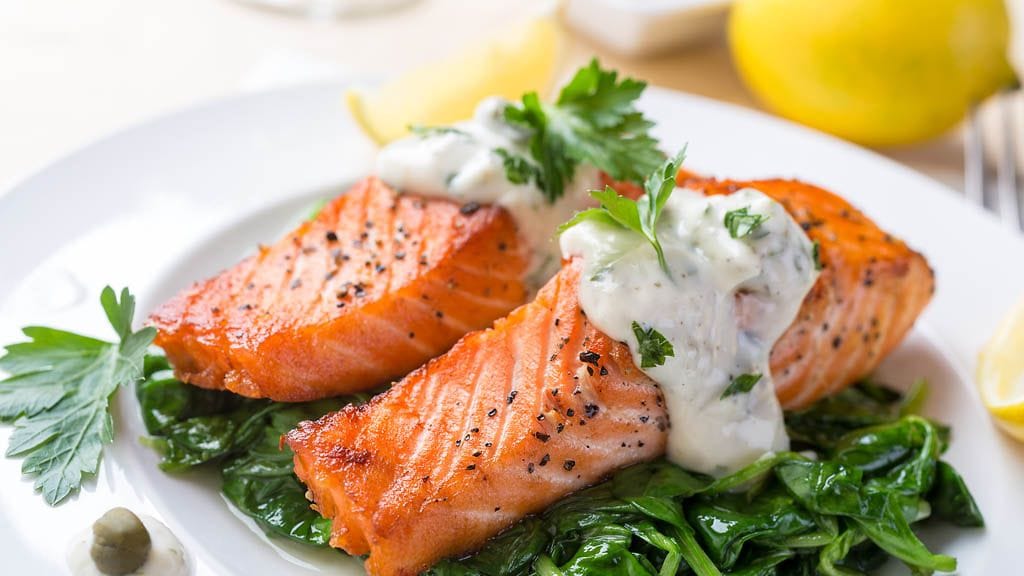 Katso videolta ohje täydelliseen, haudutettuun loheen!