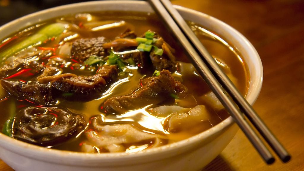 Tämän keiton voi hörppiä esimerkiksi syömäpuikkopillien avulla.