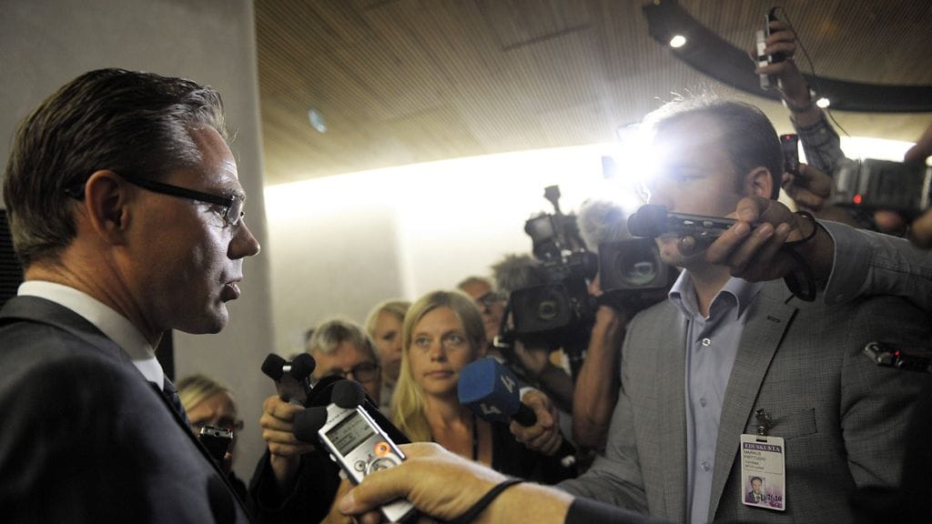 Pääministeri Jyrki Katainen tiedotustilaisuudessa suuren valiokunnan kokouksen jälkeen Eduskunnan Pikkuparlamentissa 20.7.2011. Kuva: Lehtikuva