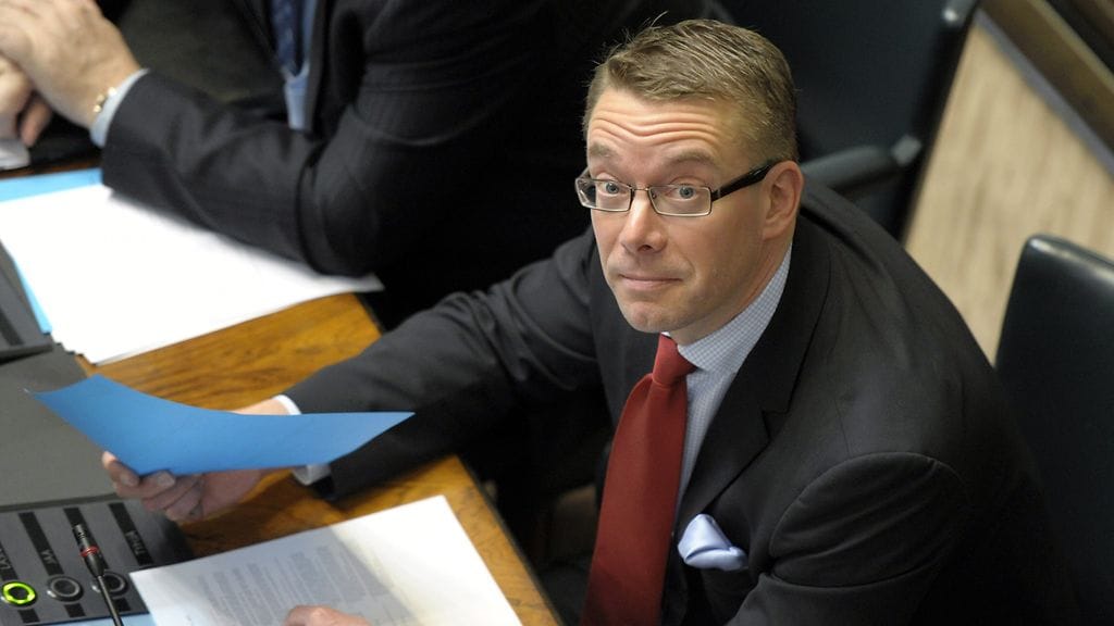 Puolustusministeri Stefan Wallin eduskunnan täysistunnossa Helsingissä eilen 21. maaliskuuta. Eduskunnan oppositio esittää jopa kahta epäluottamuslausetta puolustusministeri Wallinille.