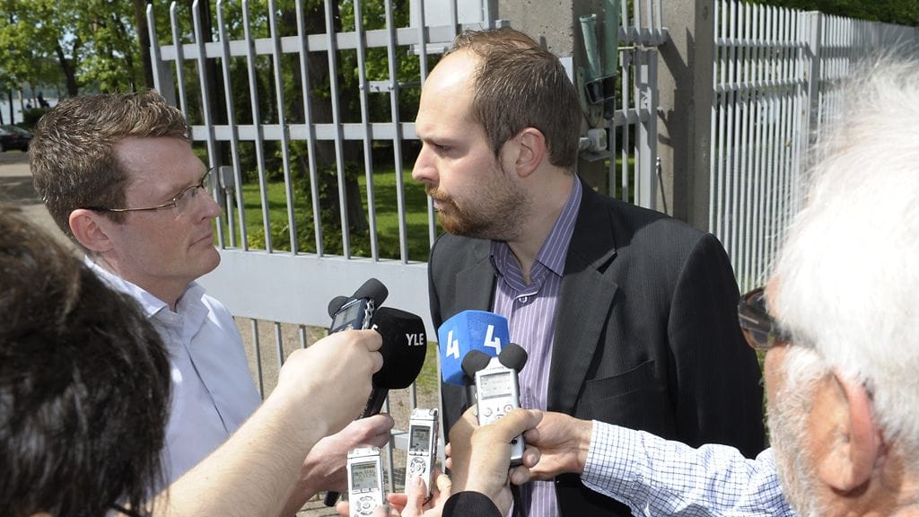 Keskustan Tuomo Puumala saapui neuvotteluihin Kesärantaan. Hänen mielestään puolueen jäsenten ääntä on kuultava.