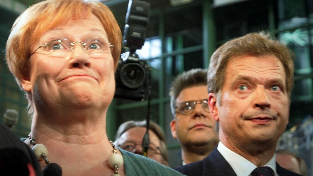 Tarja Halonen ja Sauli Niinistö jännittävät vaalitulosta vuonna 2006.