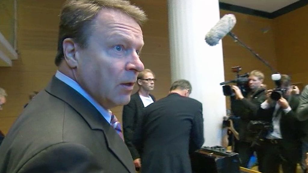 Kansanedustaja Ilkka Kanerva saapuu oikeudenistuntoon 14.11.2011.