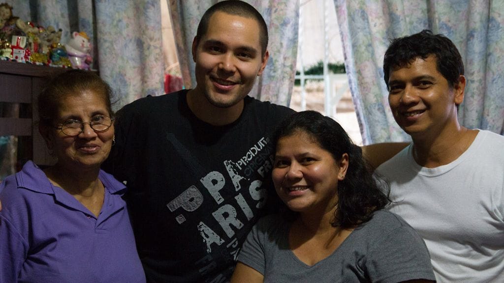 Niko isänsä vaimon ja sisaruspuoltensa kanssa.