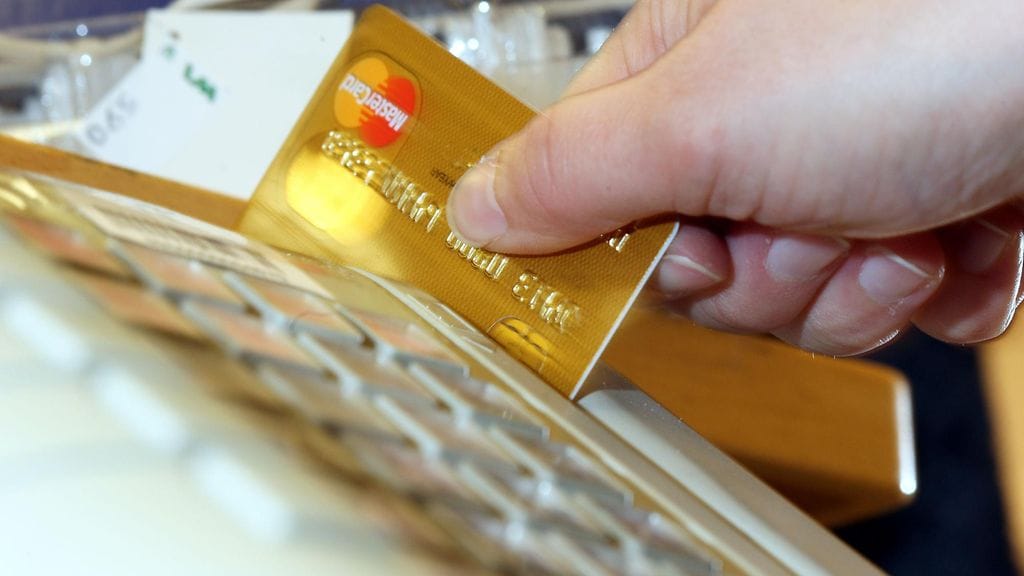 Talous- ja velkaneuvojan mukaan velaksi ostaminen on nykyään hyväksyttävämpää kuin ennen.