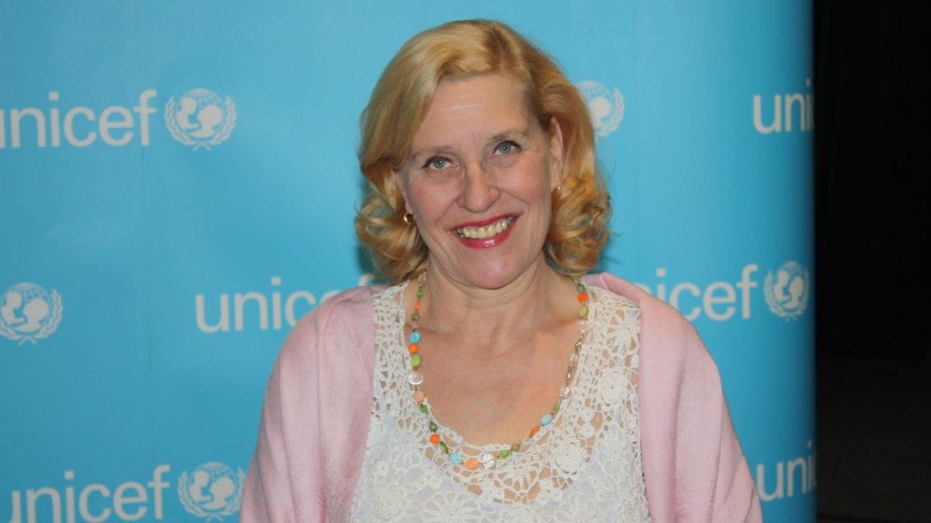 Eija Vilpas nauratti tarinallaan Unicefin tilaisuudessa.