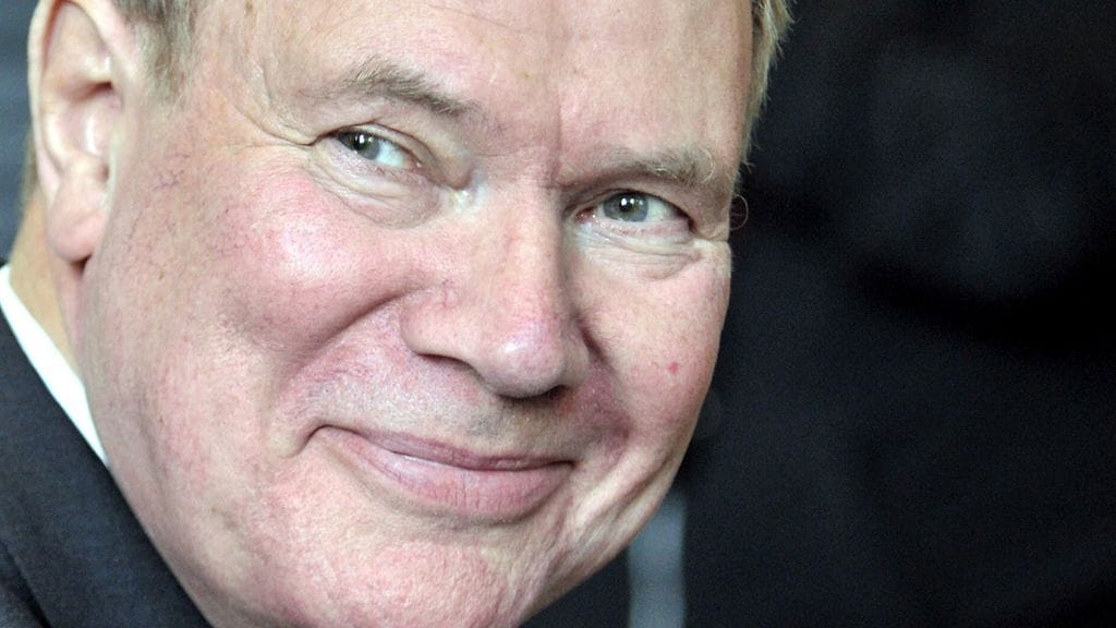 Paavo Lipponen kertoi tiedotustilaisuudessa 11. elokuuta 2011 lähtevänsä mukaan presidenttikilpaan.