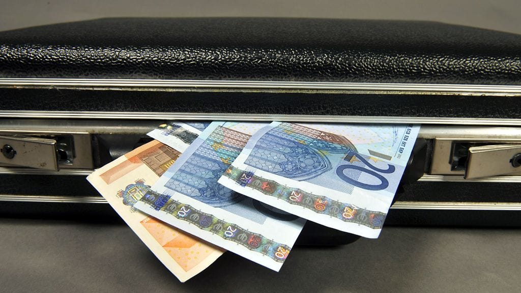 Kertomusten mukaan piilokorruptio ei ensisijaisesti ole lain rikkomista, kuten lahjontaa. Sen sijaan kansalaiset epäilevät esimerkiksi valta-aseman ja vaikutusvallan väärinkäyttöä.
