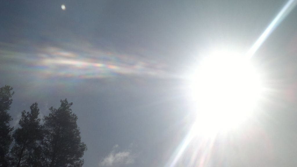 Valoisa aika pitenee tästä eteenpäin nopeasti. Kahden kuukauden päästä päivä ja yö ovat jo yhtä pitkät kaikkialla maapallolla. Kuvassa auringon halo.