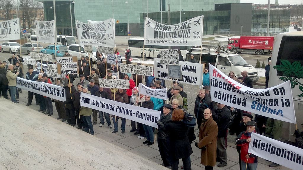 Mielenosoittajia Eduskuntatalon edessä.