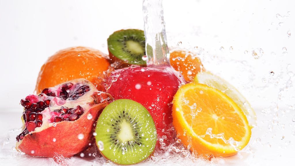 Valmista säkenöiviä makuvesiä esimerkiksi hedelmien avulla.