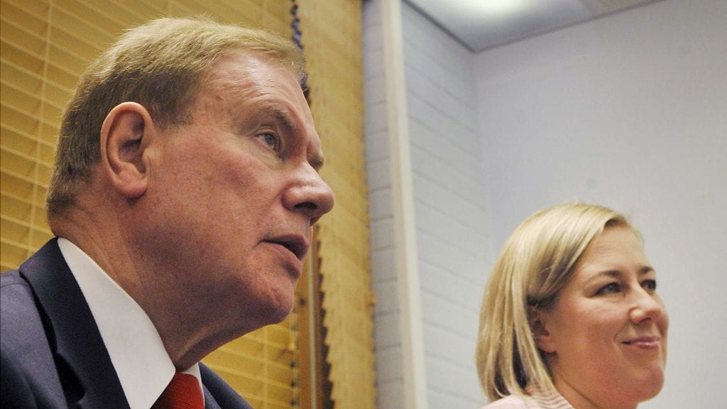 SDP:n puheenjohtaja Jutta Urpilainen ja Paavo Lipponen tapasivat toimittajia 20. marraskuuta 2009 liittyen EU:n huippuvirkanimityksiin.