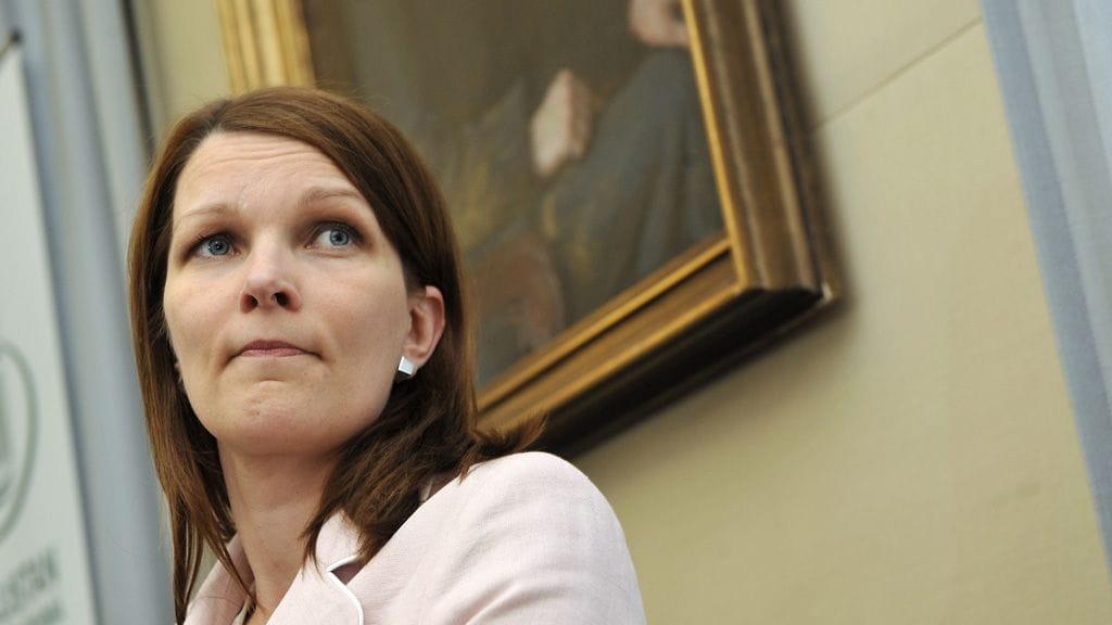 Keskustan puheenjohtaja Mari Kiviniemi puolueen tiedotustilaisuudessa 6. kesäkuuta 2011.