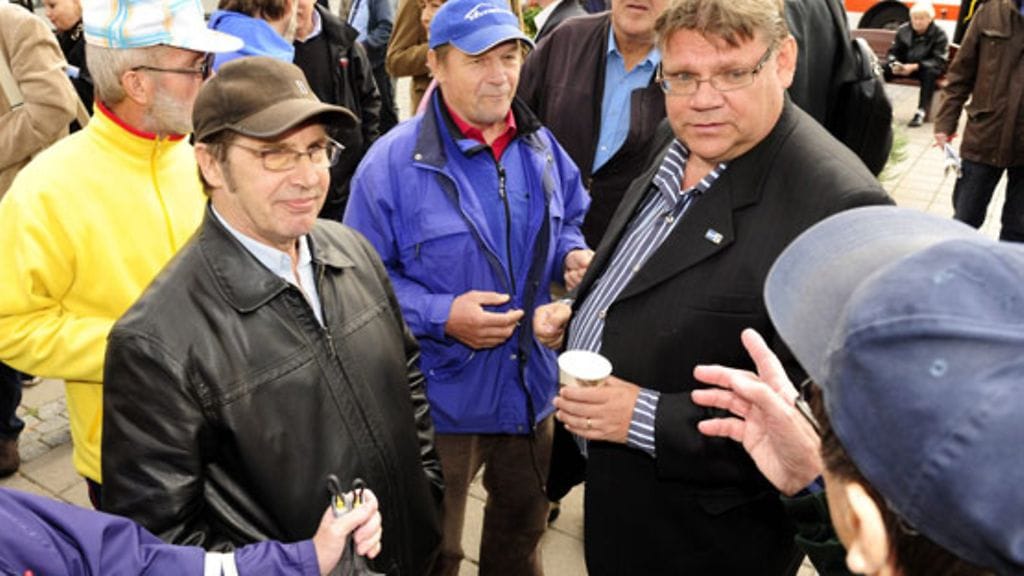 Perussuomalaisten puheenjohtaja Timo Soini keskusteli kansalaisten kanssa toritapahtumassa Porvoossa.