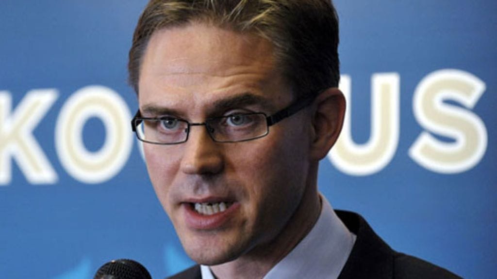 Kokoomus haluaa korottaa arvonlisäveroja ja pääomaveroa. Puheenjohtaja Jyrki Kataisen mukaan tuloveroja voitaisiin kuitenkin alentaa yhteensä noin miljardi euroa.