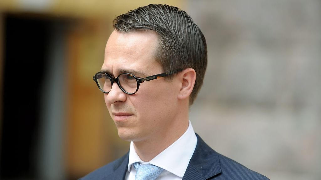 Puolustusministeri Carl Haglund (r.)