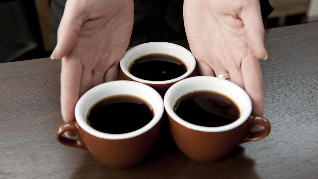 Sekoita kahvia pannussa ennen tarjoilua, jotta saat tasalaatuiset kupposet lempijuomaasi.