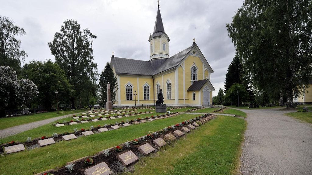 Haapajärven kirkko ja sankarihautausmaa Haapajärvellä 14. kesäkuuta 2011. LEHTIKUVA Timo Jaakonaho