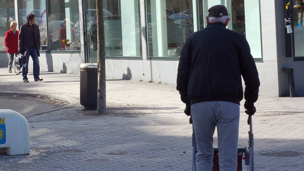 Hallituksen päättämistä leikkauksista kärsivät eniten eläkeläiset ja lapsiperheet.