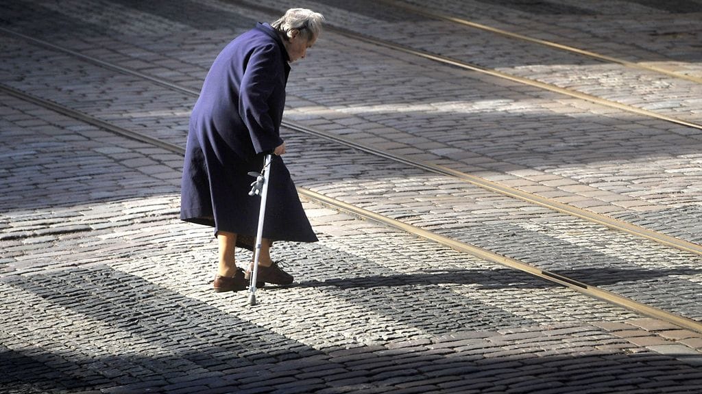 Köyhilta kansaneläkettä saavilta viedään jopa neljännes kuukausituloista.