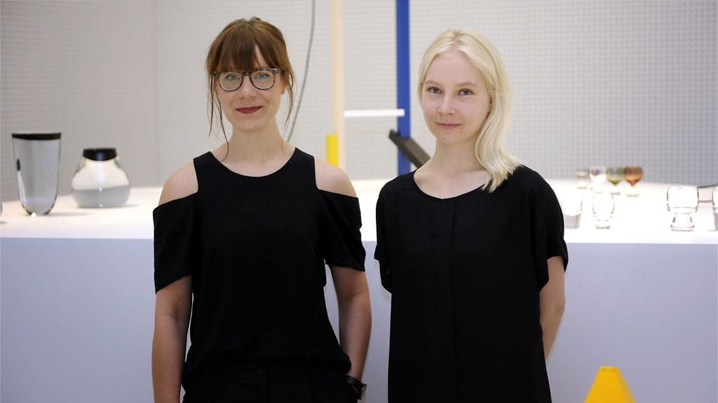 Design Forum Finlandin Vuoden nuori muotoilija -palkinnon vastaanottivat muotoilijat Mari Isopahkala (vas.) ja Iina Vuorivirta.