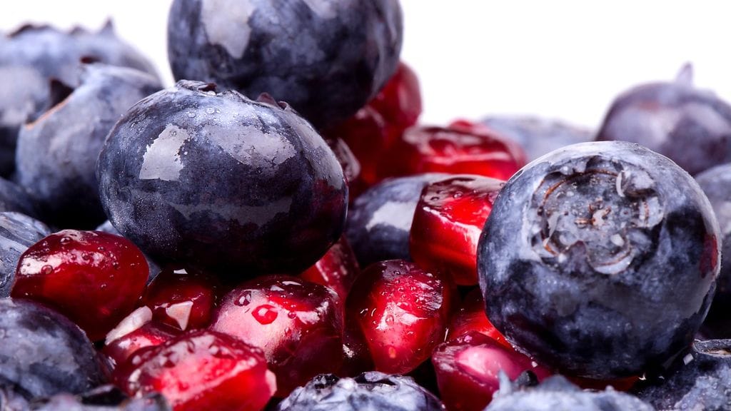 Granaattiomenaa ja mustikkaa pidetään terveellisinä valintoina.