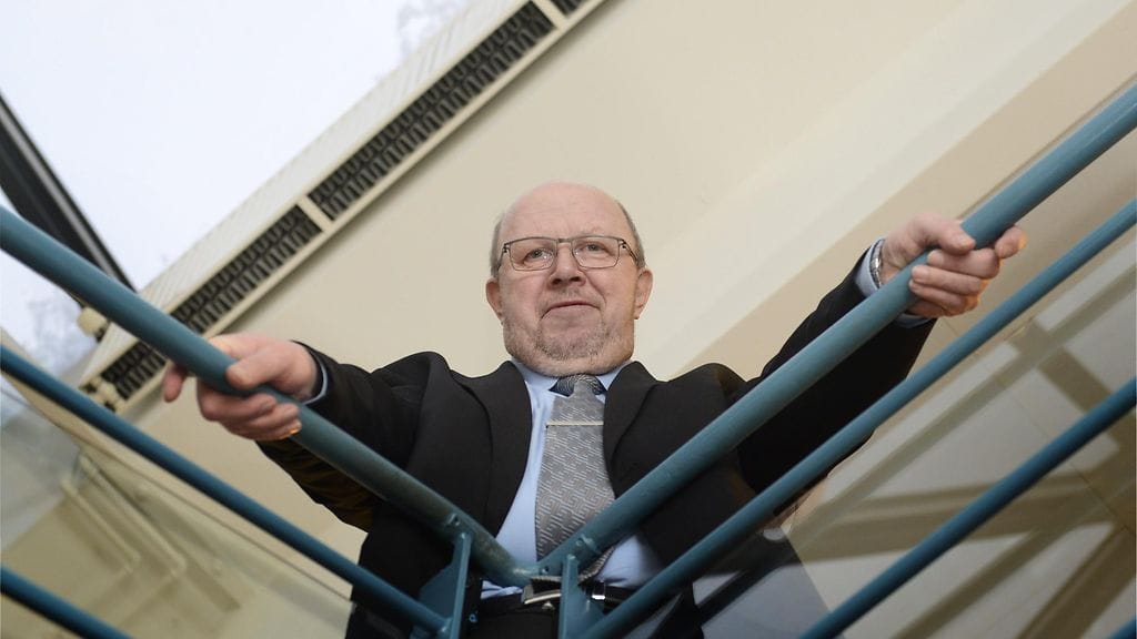 Ahonen joutui lähtemään puheenjohtajan paikalta "vakavien keskustelujen jälkeen" vuonna 2011 ilmoitettuaan hyväksyvänsä eläkeyhtiö Varman toimitusjohtajan palkankorotuksen 700 000 euroon vuodessa.