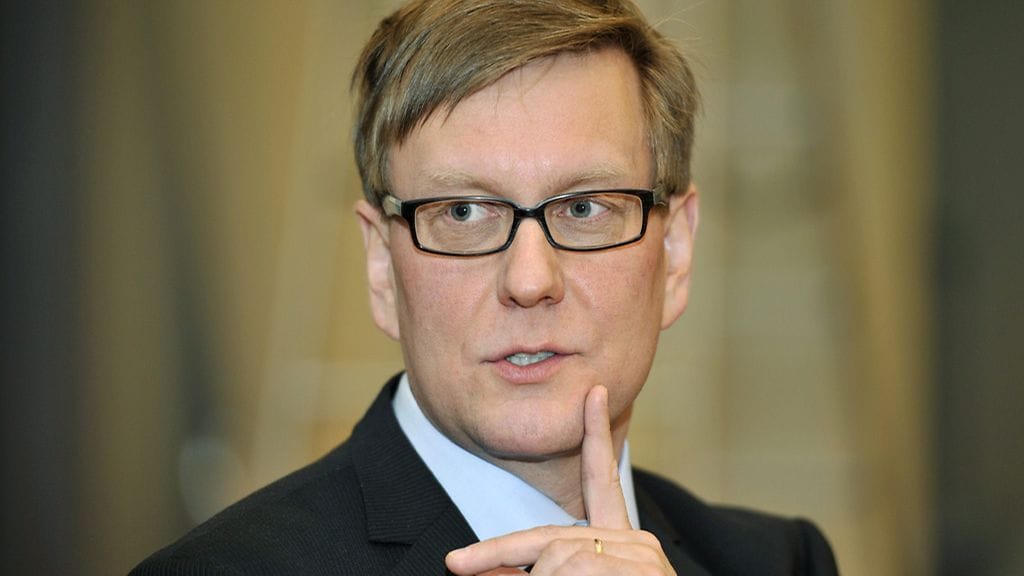 Ylen vastaava päätoimittaja Atte Jääskeläinen sanoo ettei Yle ole kohun takia kriisissä. – Toivon että pystymme puhdistamaan ilmaa jossakin vaiheessa ja miettiä miten journalistista keskustelua voisi käydä ilman rikkinäisen puhelimen ongelmaa.