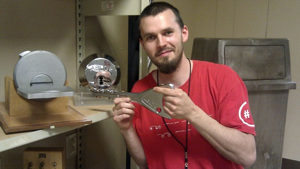 Jarkko Fagerlund vuoden 2012 LockCon-tapahtumassa Yhdysvalloissa. Kuvassa on suurennos Abloyn valmistaman avainpesän halkileikkausmallista. Fagerlundin kädessä on kyseisen Abloy Protec -lukon avain. "On muuten täysin toimiva lukko ja painoa monta kiloa."