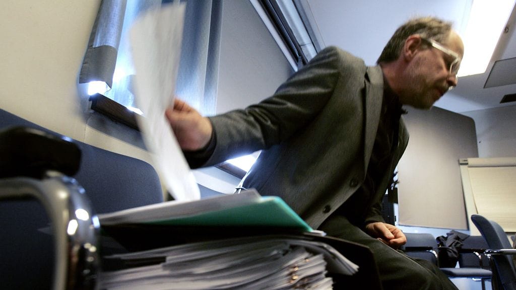 Toimistopäällikkö Pertti J. Rosila tiedotustilaisuudessa 11. huhtikuuta 2007. Tilintarkastajat olivat löytäneet huomauttamista pääsihteeri Seppo Tiitisen toiminnasta eduskunnan 100-vuotisjuhlien järjestelyissä.