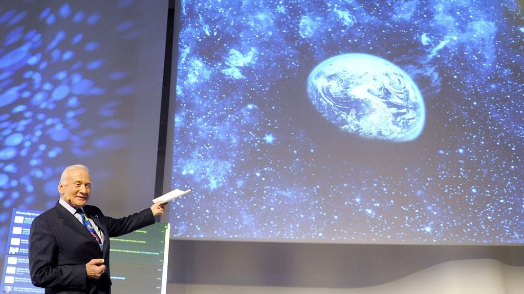 Aldrin kannustaa valtioita yhteistyöhön avaruuden tutkimuksessa.