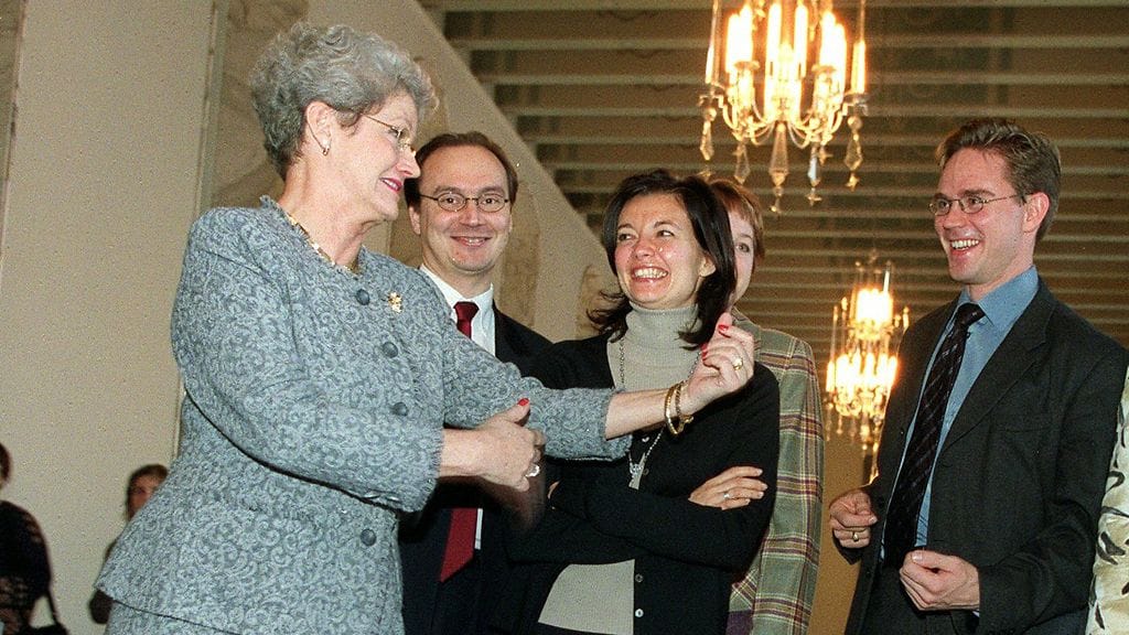 Eduskunnan rock-kerhon Paula Kokkonen näyttää ilmakitaramallia muille kerholaisille vuonna 2001.