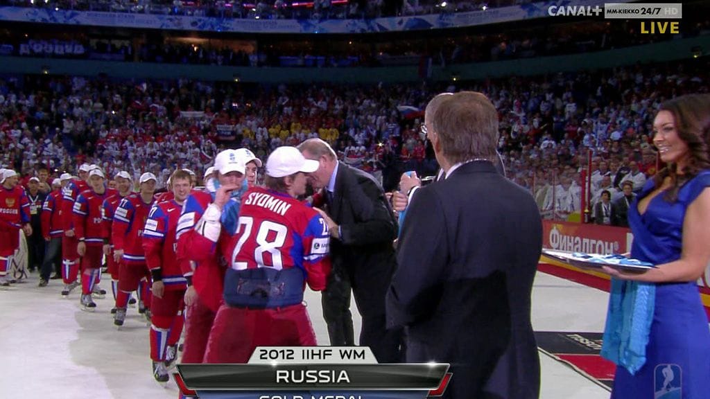 Venäläishyökkääjä Ovechkin suutelee kultamitaliaan Areenalla 20. toukokuuta 2012.