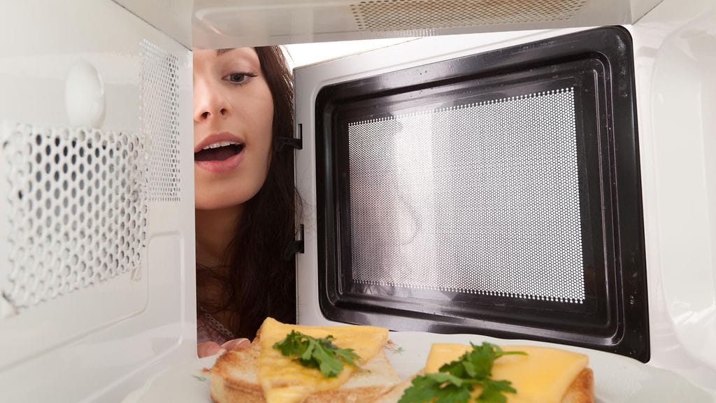 Mikrossa lämmittäminen on houkuttelevan nopea vaihtoehto uunille tai kattilalle!