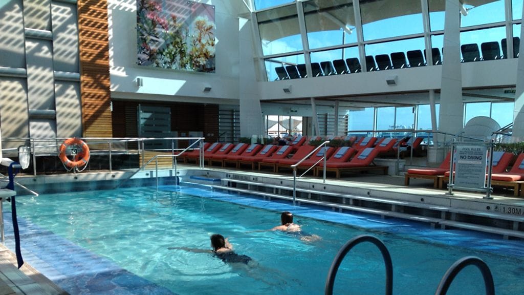 Luksusristeilijöiden tekeminen vaatii monenlaista osaamista; kuten koristelistojen tekemistä. Kuvituskuva.