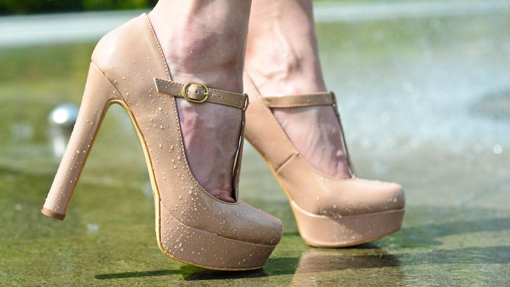 Nudet korkokengät saavat sääret näyttämään pidemmiltä.