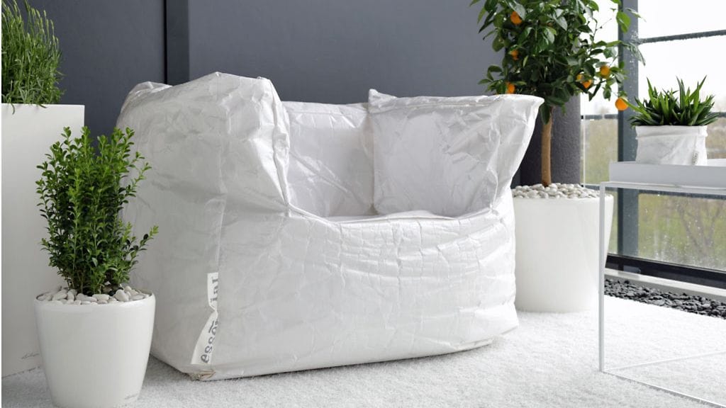 Oma Koti Valkoinen -blogin Miia ihastui kierrätysmateriaaleista tehtyyn säkkituoliin.