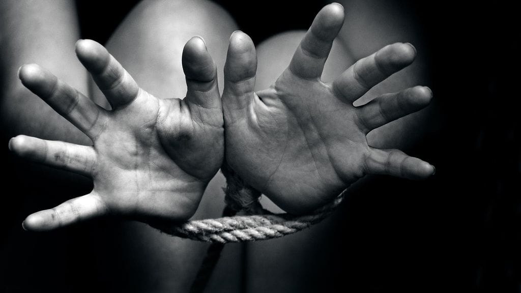 Mafiaan sidottuna jo pienestä pitäen. Vapaaehtoista kirjastoa pyörittävän yhdistyksen puheenjohtajan mukaan osa paikallisista lapsista ei ole koskaan nähnyt edes merta, vaikka se sijaitsee aivan vieressä.