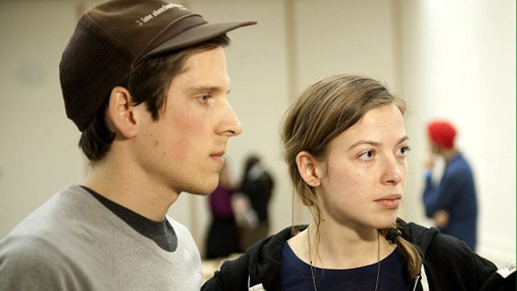 Äärioikeisto Suomessa -kirjan kaksi kirjoittajaa, Mikael Brunila ja Li Andersson puukotuksen jälkeen Jyväskylässä.