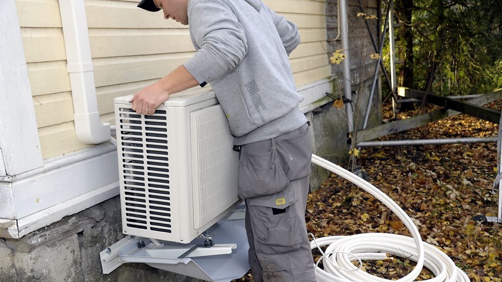 Kiinteistöliiton asiantuntijan mukaan ilmalämpöpumpun voi asentaa kerrostaloonkin, jos taloyhtiö antaa luvan.