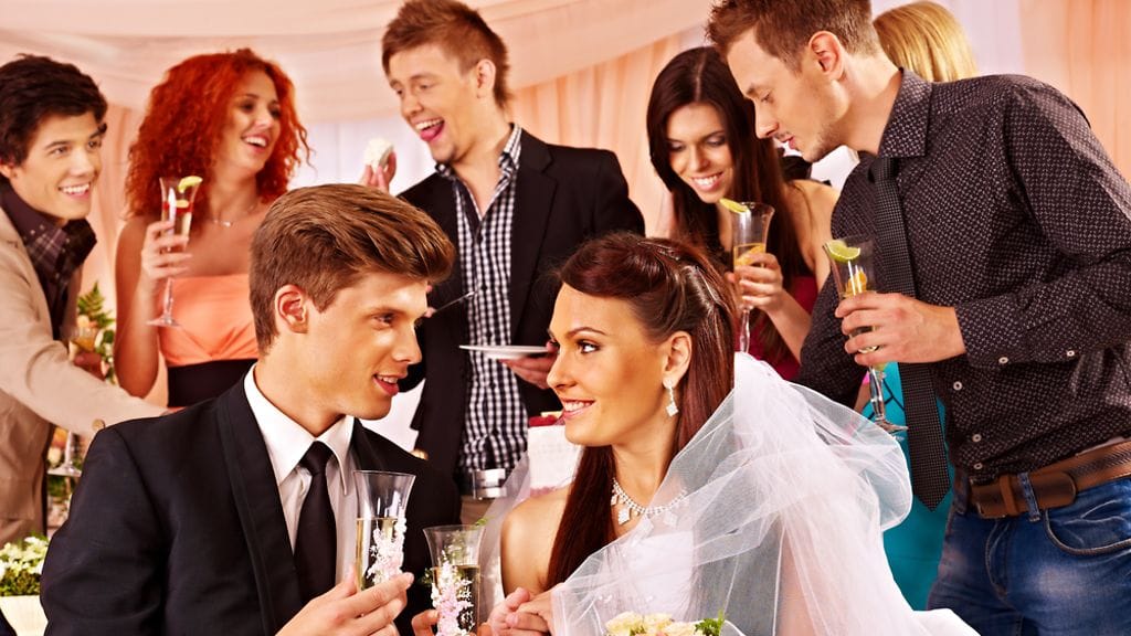 Hääjuhlissa moni vieras ottaa usein tietyn roolin.