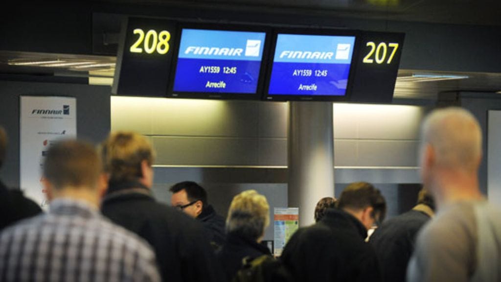 ARKISTOKUVA: Matkustajat jonottavat Finnairin lähtöselvitykseen Helsinki-Vantaan lentoasemalla 18. marraskuuta 2009. (LEHTIKUVA)
