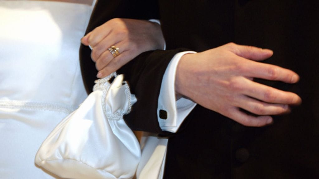 Kiireinen newyorkilaisnainen oli kymmenen vuoden aikana solminut lukusisia samanaikaisia avioliittoja. Kuvituskuva.