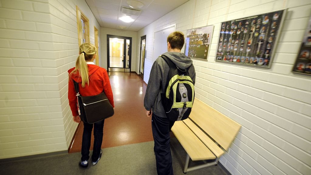 Kartanonkosken yläasteen 9. luokan oppilaita koulun tiloissa Vantaalla.